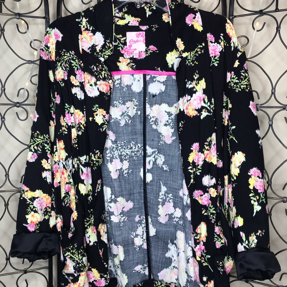 Candie’s floral blazer with pockets!